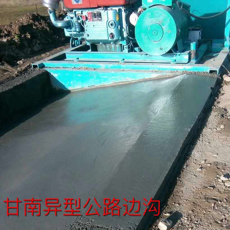 甘南異型公路邊溝施工現場(chǎng)