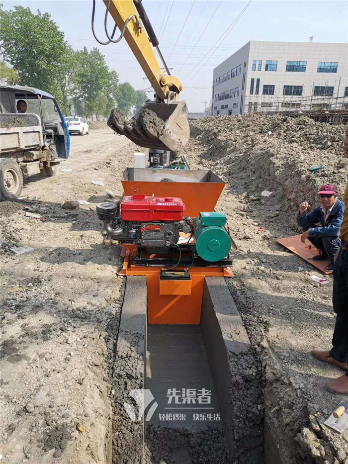 矩形廠(chǎng)區排水渠機器施工現場(chǎng)