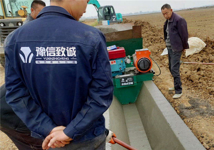 水渠機械施工現場(chǎng)
